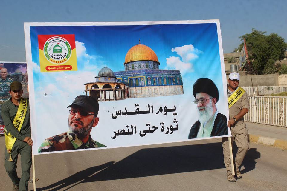 مقاتلون شيعة خلال مسيرة بمناسبة 